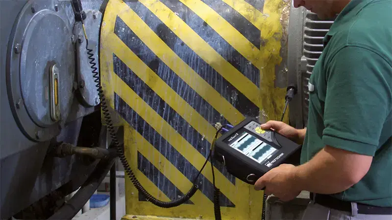VIBXPERT II connected to motor taking vibration measurements